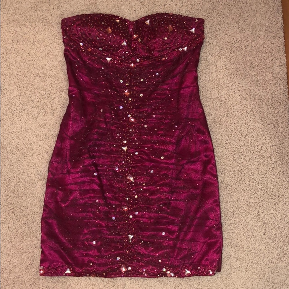 Maroon short strapless dress